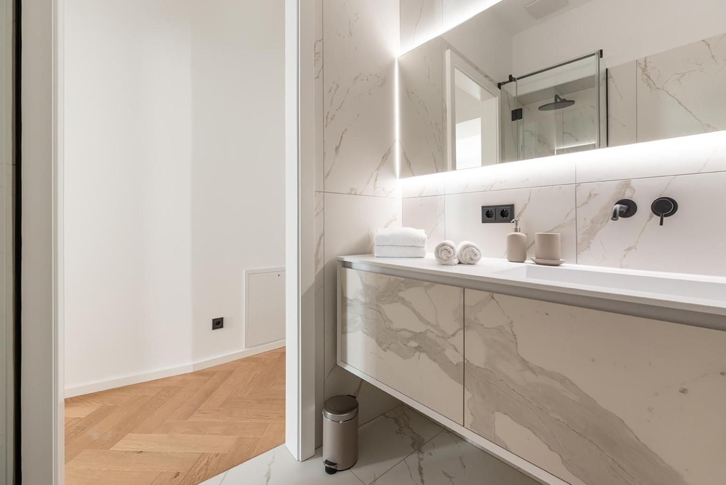 Modern Wohnen Im Renovierten Stil-altbau * Wien