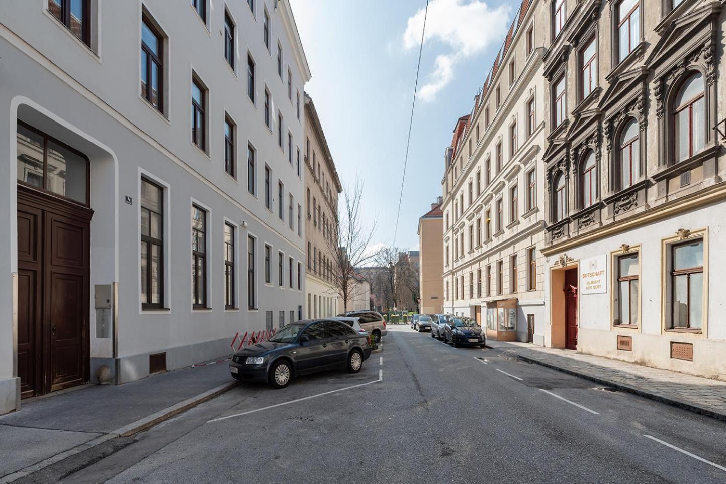 Modern Wohnen Im Renovierten Stil-altbau Vienne